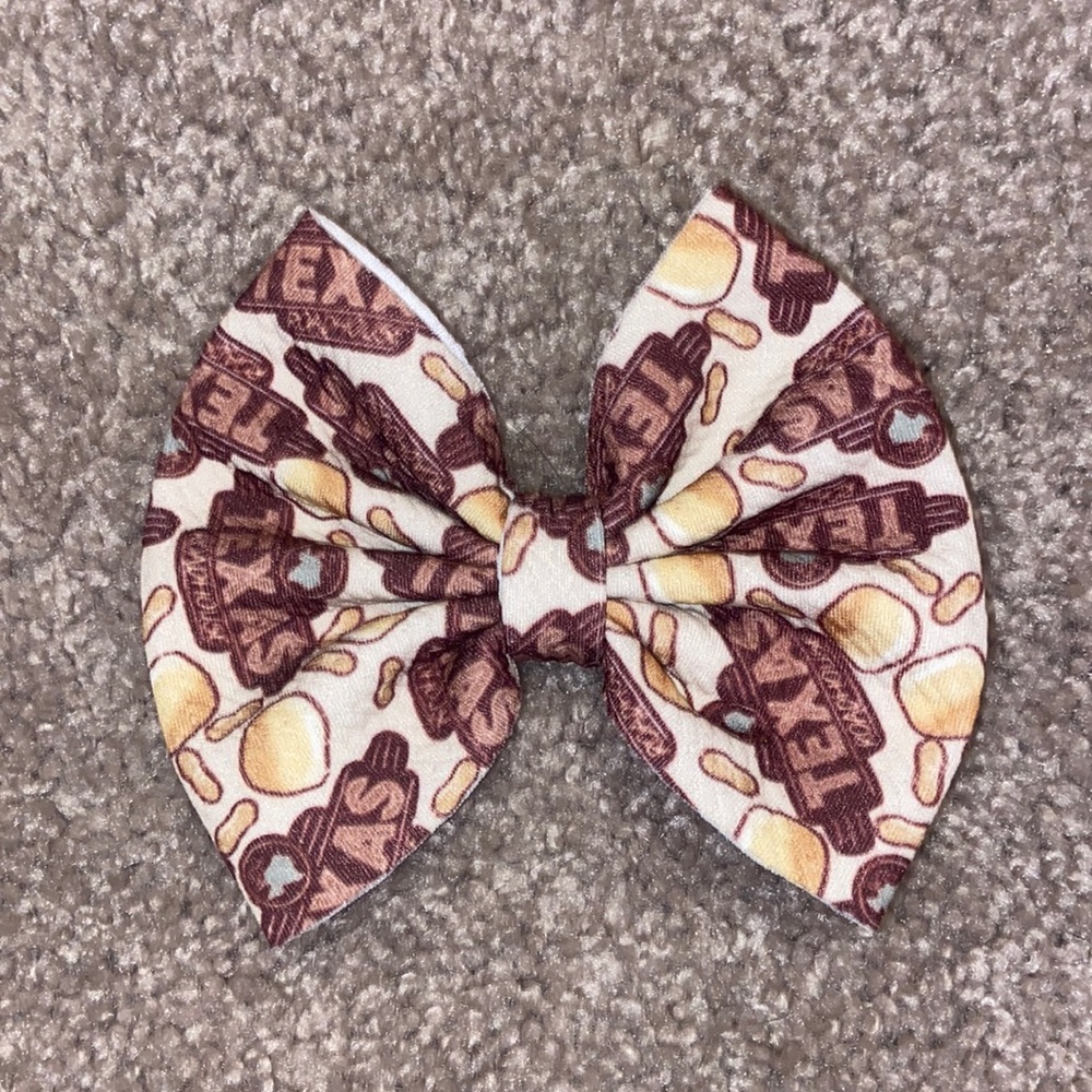 Texas Roadhouse bow on alligator clip